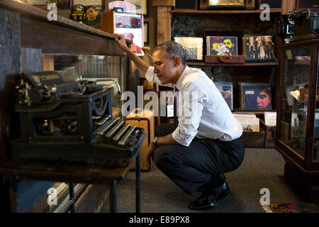 Präsident Barack Obama blickt auf Ware in einer Vitrine im coolen Vintage-Uhren auf der Main Street, Parkville, Mo, 30. Juli 2014 Stockfoto