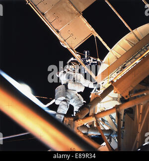 (6 August 1973) Wissenschaftler-Astronaut Owen K. Garriott, Skylab 3 Wissenschaft Pilot sieht Durchführung einer Extravehicular Tätigkeit bei der Apollo Telescope Mount (ATM) des Clusters Skylab-Raumstation in der Erdumlaufbahn, mit einer Hand-statt 70 mm Hasselblad-Kamera fotografiert. Garriott hatte nur das Skylab Partikel Sammlung S149 Experiment bereitgestellt. Das Experiment ist auf eines der ATM-PV-Module montiert. Das Experiment S149 zielte, Material von interplanetaren Staubteilchen auf vorbereiteten Oberflächen geeignet für die Untersuchung ihrer Auswirkungen Phänomene zu erfassen. Bereits während der EVA Garriott assist Stockfoto