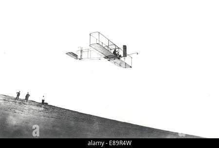 Ein Foto von Orville Wright in seinem Gleiter in Kitty Hawk, North Carolina, im Jahre 1911. Orville getestet auf 24. Oktober 1911 eine neue gl Stockfoto