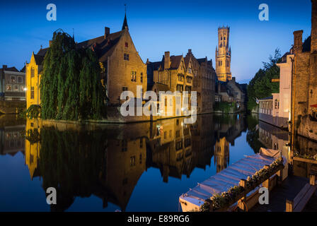 Belfried von Brügge am Abend von den Dijver Kanal gesehen Stockfoto