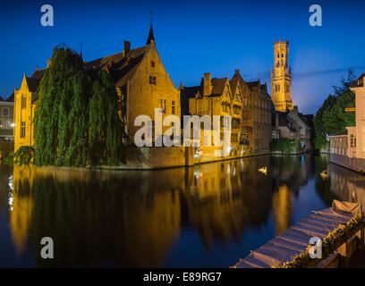 Belfried von Brügge am Abend von den Dijver Kanal gesehen Stockfoto