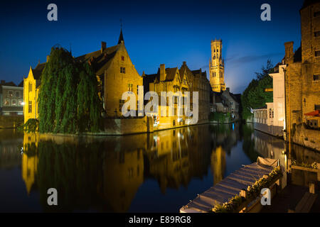 Belfried von Brügge am Abend von den Dijver Kanal gesehen Stockfoto