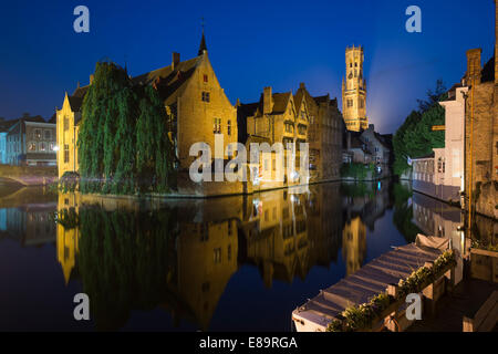 Belfried von Brügge am Abend von den Dijver Kanal gesehen Stockfoto