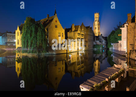 Belfried von Brügge am Abend von den Dijver Kanal gesehen Stockfoto