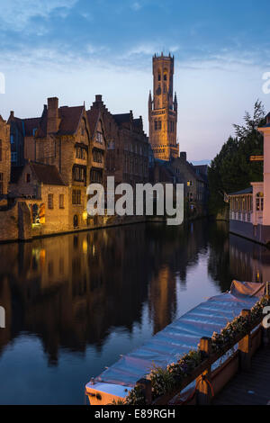 Belfried von Brügge am Abend von den Dijver Kanal gesehen Stockfoto