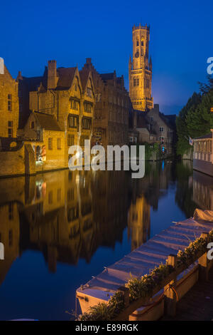 Belfried von Brügge am Abend von den Dijver Kanal gesehen Stockfoto