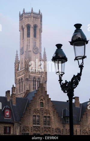 Früh morgens am Grote Markt in Brügge mit dem Belfried im Hintergrund, Belgien Stockfoto