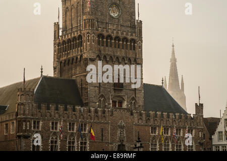 Früh morgens am Grote Markt in Brügge mit dem Belfried im Hintergrund, Belgien Stockfoto