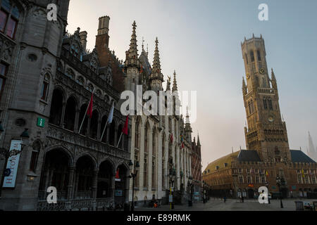 Früh morgens am Grote Markt in Brügge mit dem Belfried im Hintergrund, Belgien Stockfoto