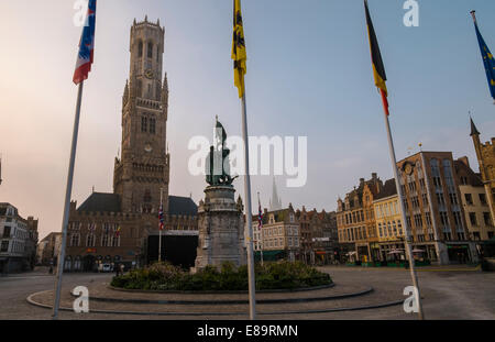 Früh morgens am Grote Markt in Brügge mit dem Belfried im Hintergrund, Belgien Stockfoto