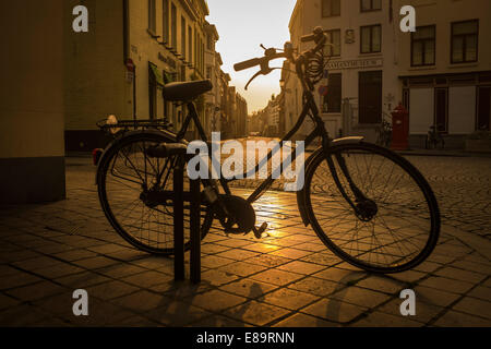 Am frühen Morgen auf einer Seitenstraße in Brügge, Belgien Stockfoto