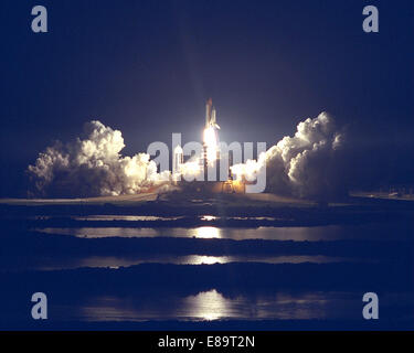 Das Space Shuttle Atlantis lodert durch den Nachthimmel auf der Mission STS-86, geplant, um das siebte von neun geplanten Dockings des Space Shuttle mit der russischen Raumstation Mir sein beginnen. Abheben am 25 September von Launch Pad 39A wurde um 10:34 Uhr EDT, innerhalb von Sekunden die bevorzugte Zeit während einer sechs Minute 45 zweite Startfenster. Die 10-Tage-Flug sind der Transfer des sechsten US-Astronauten zum Leben und arbeiten an Bord der Mir. Nach dem Andocken wird STS-86 Mission-Spezialist David A. Wolf Mitglied der Mir 24 Crew, ersetzt Astronaut C. Michael Foale, wer verweigert wird Stockfoto