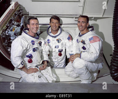 Die erstklassige Crew der ersten Apollo-Weltraum-Mission von links nach rechts sind: Befehl Modul-Pilot, Don F. Eisele, Commander, Walter M. Schirra Jr. und Lunar Module Pilot, Walter Cunningham. Die Aufnahme wurde im Weißen Saal, die der Besatzung Arm befestigt ist. Von hier aus Astronauten Ingress- und Egress der Sonde. Kommandant Wally Schirra Jr. ist innerhalb der Öffnung der wichtigsten Luke die Monitorbox gesehen.  Bild-Nr.: S68-33744 Datum: 22. Mai 1968 Stockfoto