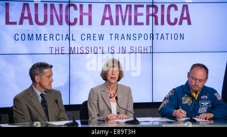 Kathy Lueders, Programm-Manager der NASA Commercial Crew Program, spricht, als ehemaliger Astronaut Bob Cabana, Direktor des NASA Ken Stockfoto