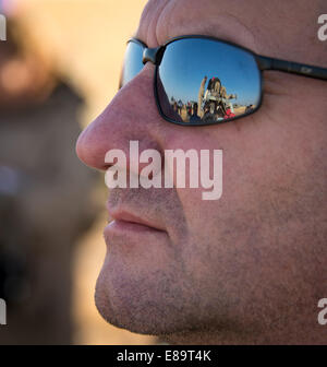 Boden-Support-Mitarbeiter sind in der Reflexion des Betrachters Sonnenbrille am Landeplatz gesehen, nachdem das Raumschiff Sojus TMA - 12M mit Expedition 40 Commander Steve Swanson der NASA und Flugingenieure Alexander Skvortsov und Oleg Artemyev von gelandet Stockfoto