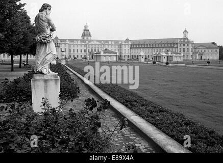 Achtziger Jahre, Schloss Und Schlosspark Karlsruhe, Heute Badisches Landesmuseum Und Teilbereiche Vom Bundesverfassungsgericht in Karlsruhe, Oberrhein Stockfoto