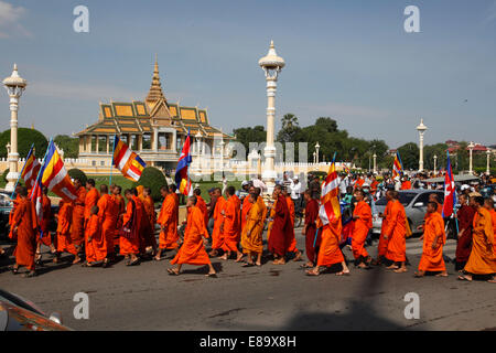 Phnom Penh, Kambodscha. 3. Oktober 2014. Buddhistische Mönche marschieren auf einer Straße vor dem Königspalast in Phnom Penh, Kambodscha, 3. Oktober 2014. Rund 100 buddhistische Mönche am Freitag marschierten in der Hauptstadt Phnom Penh inmitten Gerüchte, dass das Ministerium von Sekten und Religion hat ein Grundstück zu einem nahe gelegenen NagaWorld Hotel und Casino des ikonischen buddhistischen Instituts vermietet. Bildnachweis: Phearum/Xinhua/Alamy Live-Nachrichten Stockfoto