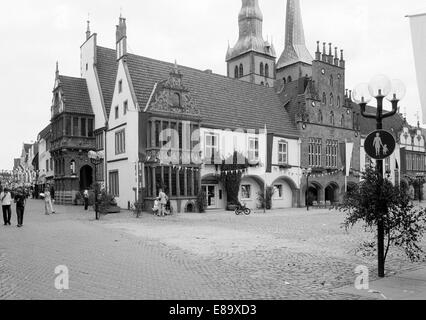 Achtziger Jahre, UNESCO Weltkulturerbe, Rathaus am Marktplatz von Lemgo, Ostwestfalen-Lippe, Nordrhein-Westfalen, Dahinter Die Tuerme der Kirche St. N Stockfoto