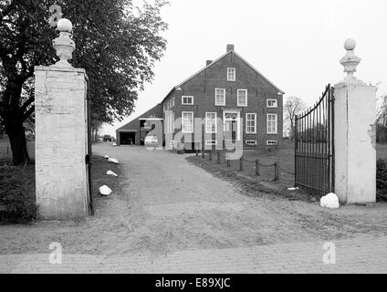 Achtziger Jahre, Wohngebaeude, Backsteinhaus, Landhaus im Bunde-Bunderhee, Rheiderland, Ostfriesland, Niedersachsen Stockfoto