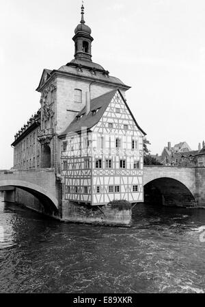 Achtziger Jahre, UNESCO Weltkulturerbe, Brueckenrathaus, Altes Rathaus Auf der Regnitzbruecke in Bamberg, Main-Donau-Kanal, Oberfranken, Bayern Stockfoto