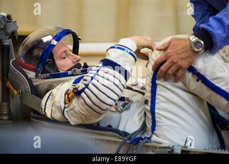 Expedition 41 Flugingenieur Barry Wilmore der NASA bereitet sich auf seine russische Sokol Anzug Druck überprüft in der Vorbereitung für seine an Bord der Sojus TMA - 14 M-Raumschiff auf Donnerstag, 25. September 2014, am Weltraumbahnhof Baikonur in Kasachstan starten. Die Stockfoto