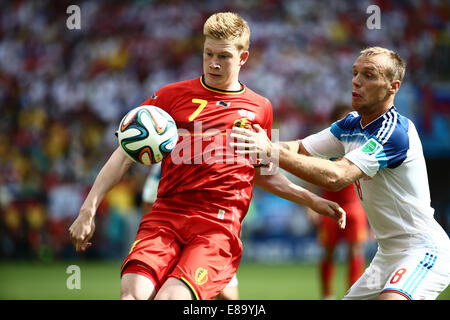 Kevin de Bruyne Belgiens und Denis Glushakov Russlands. Russland / Belgien, Gruppenspiel. FIFA-Weltmeisterschaft Brasilien 2014, Maracana St Stockfoto