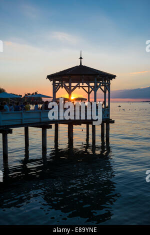 Pavillon mit Bar am Bodensee, bei Sonnenuntergang, Bregenz, Vorarlberg, Österreich Stockfoto