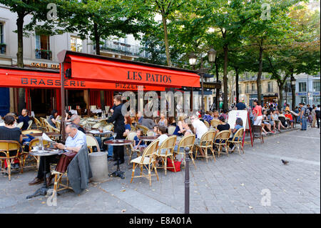 Platz mit Straßencafés, Rue des Ecoles, 5. Arrondissement Latin Quarter, Sorbonne, Paris, Frankreich Stockfoto