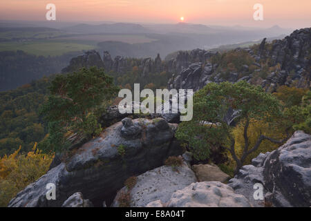 Blick auf die Schrammsteine in das Elbsandsteingebirge bei Sonnenuntergang im Herbst, Sächsische Schweiz, Bad Schandau, Sachsen Stockfoto