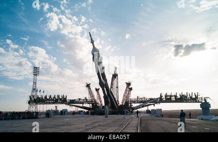 Das Raumschiff Sojus TMA - 14M ist in Position auf der Startrampe 23. September 2014 am Weltraumbahnhof Baikonur in Kasachstan aufgewachsen. Start der Sojus-Rakete ist für 26 September geplant und führt Expedition 41 Sojus-Kommandant Alexander Samokutyaev von der Stockfoto