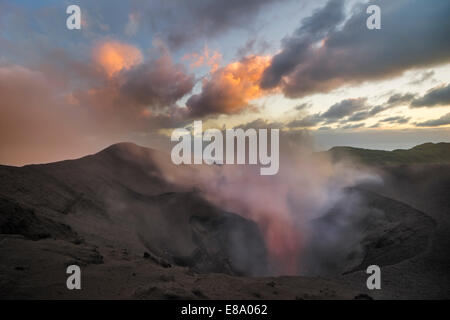 Dampf steigt aus dem offenen Krater des Vulkans Mount Yasur, Insel Tanna, Vanuatu Stockfoto