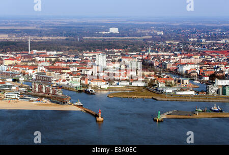 Docks und der Innenstadt von Bremerhaven, Zusammenfluss des Flusses Geeste mit der Weser gelegen, Bremerhaven, Bremen, Deutschland Stockfoto