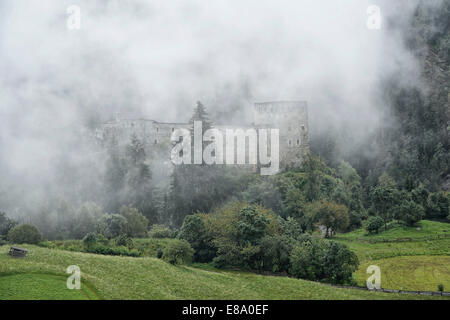 Burg Berneck im Nebel, Kaunertal, Tirol, Österreich Stockfoto