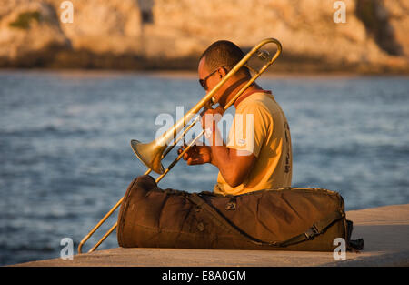 Musiker spielt die Posaune im Malecón Esplanade, Havanna, Kuba Stockfoto