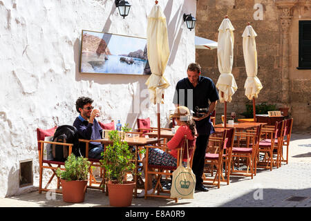 Mann und Frau serviert wird in einem kleinen Café, Ciutadella, Menorca, Spanien Stockfoto