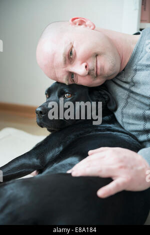 Porträt des Mannes mit seinem Hund, Lächeln Stockfoto