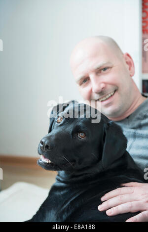 Porträt des Mannes mit seinem Hund, Lächeln Stockfoto