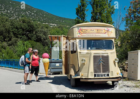 Eine 1946 Citroen Eiswagen. Vallée du Toulourenc, Provence, Frankreich. Stockfoto