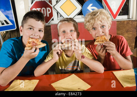 Drei Jungs Essen Pizza im Einzugsbereich des training Stockfoto