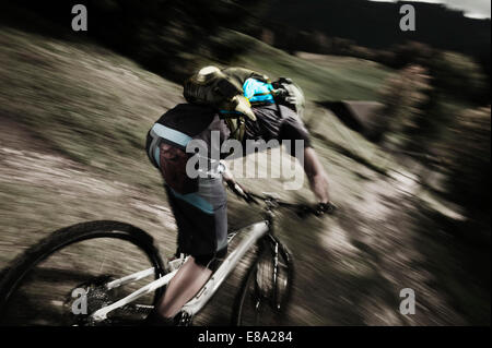 Mann-Mountainbiken, Garmisch-Partenkirchen, Deutschland Stockfoto