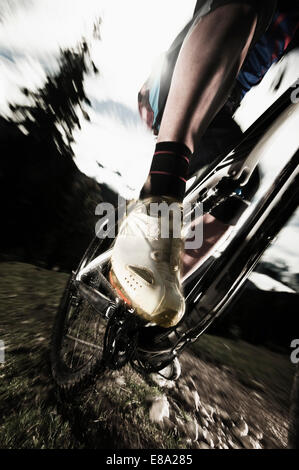 Mann-Mountainbiken, Garmisch-Partenkirchen, Deutschland Stockfoto