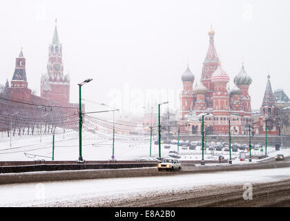 Ein Blick auf die Basilius Kathedrale und Kreml von der Moskwa, Moskau, Russland Stockfoto