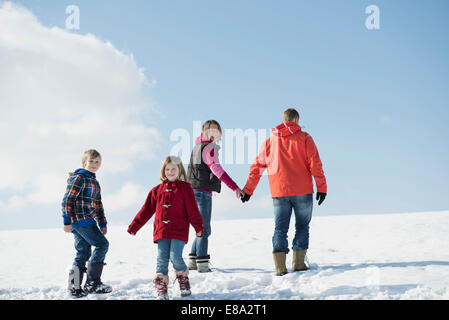 Familie nehmen Spaziergang im Winter, lächelnd, Bayern, Deutschland Stockfoto