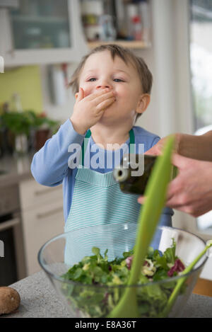 Mutter des jungen helfen bei der Vorbereitung von Salat, Nahaufnahme Stockfoto