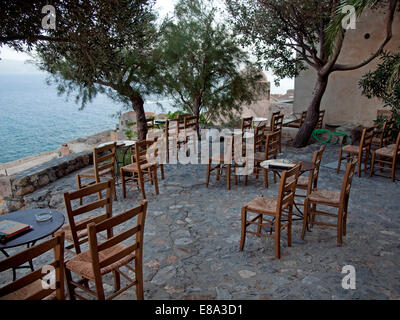 Tische und Stühle auf der Terrasse der Taverne in Monemvasia Stockfoto