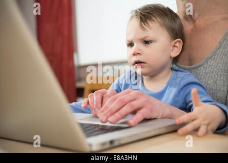 Mutter und Sohn mit Laptop, Nahaufnahme Stockfoto