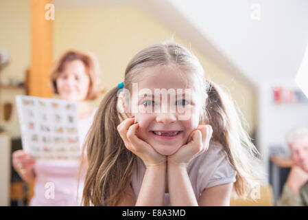 Porträt eines Mädchens mit Trauben, Lächeln Stockfoto