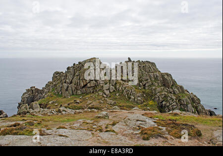 "Treryn Dinas' eine Eisenzeit Promontory Fort in der Nähe von Treen in Cornwall, Großbritannien, ist der"Logan Rock' hier in der Nähe der Spitze auf der rechten Seite Stockfoto