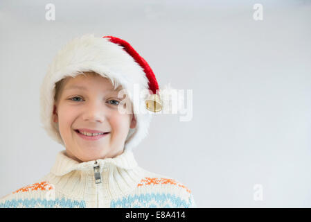 Porträt eines jungen Santa Hut vor weißem Hintergrund, Nahaufnahme Stockfoto