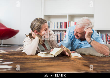 Brautpaar auf Boden Buch Stockfoto